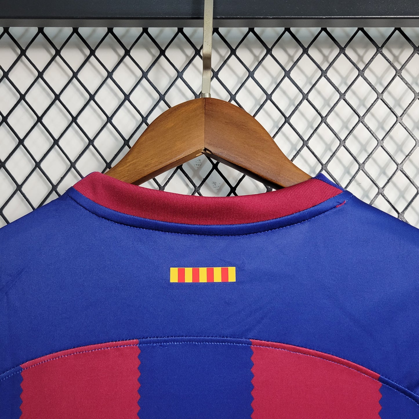 Camisa Barcelona 1 - Feminina - 2023/24