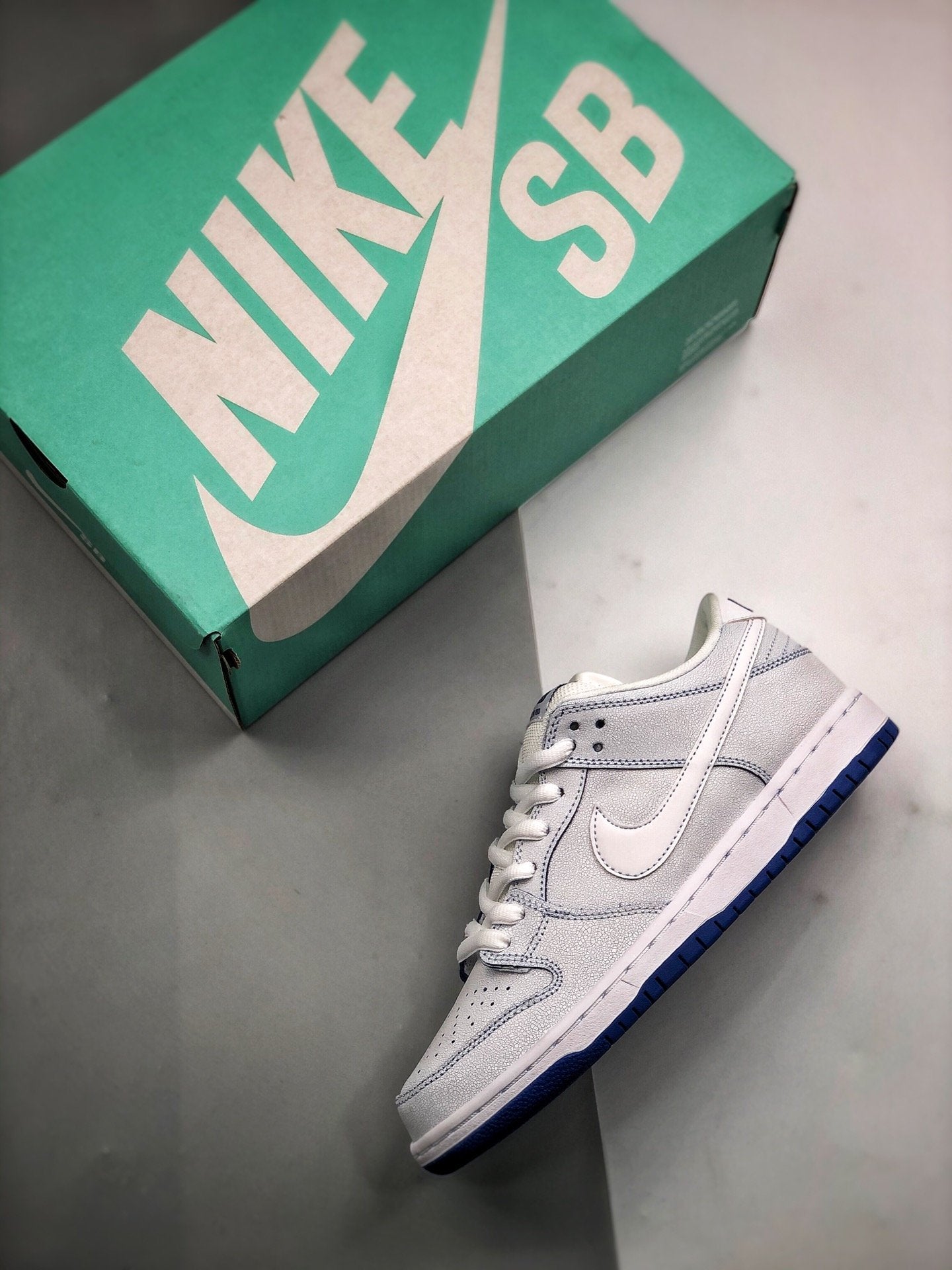 Nike SB Dunk Low Cracked Leather