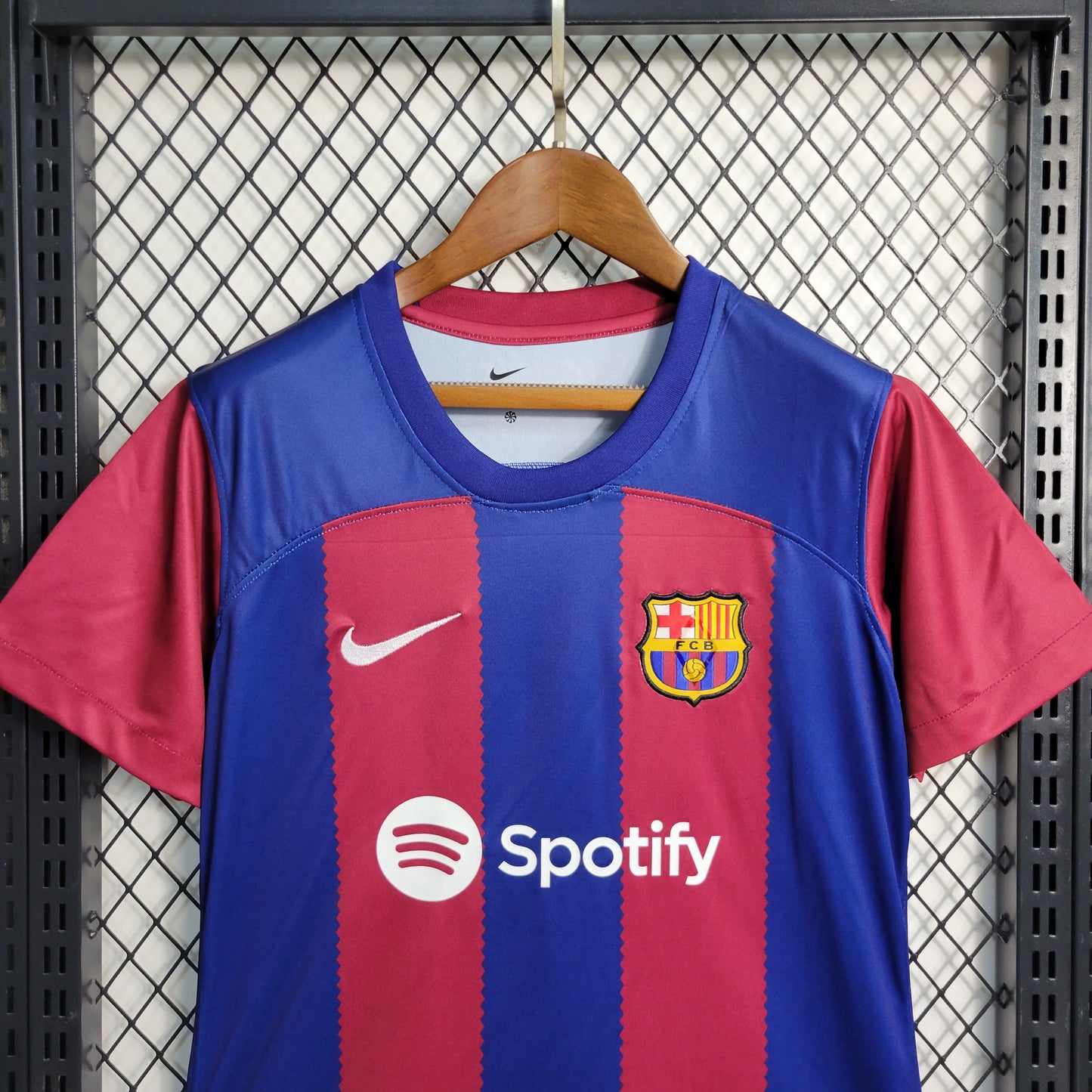 Camisa Barcelona 1 - Feminina - 2023/24