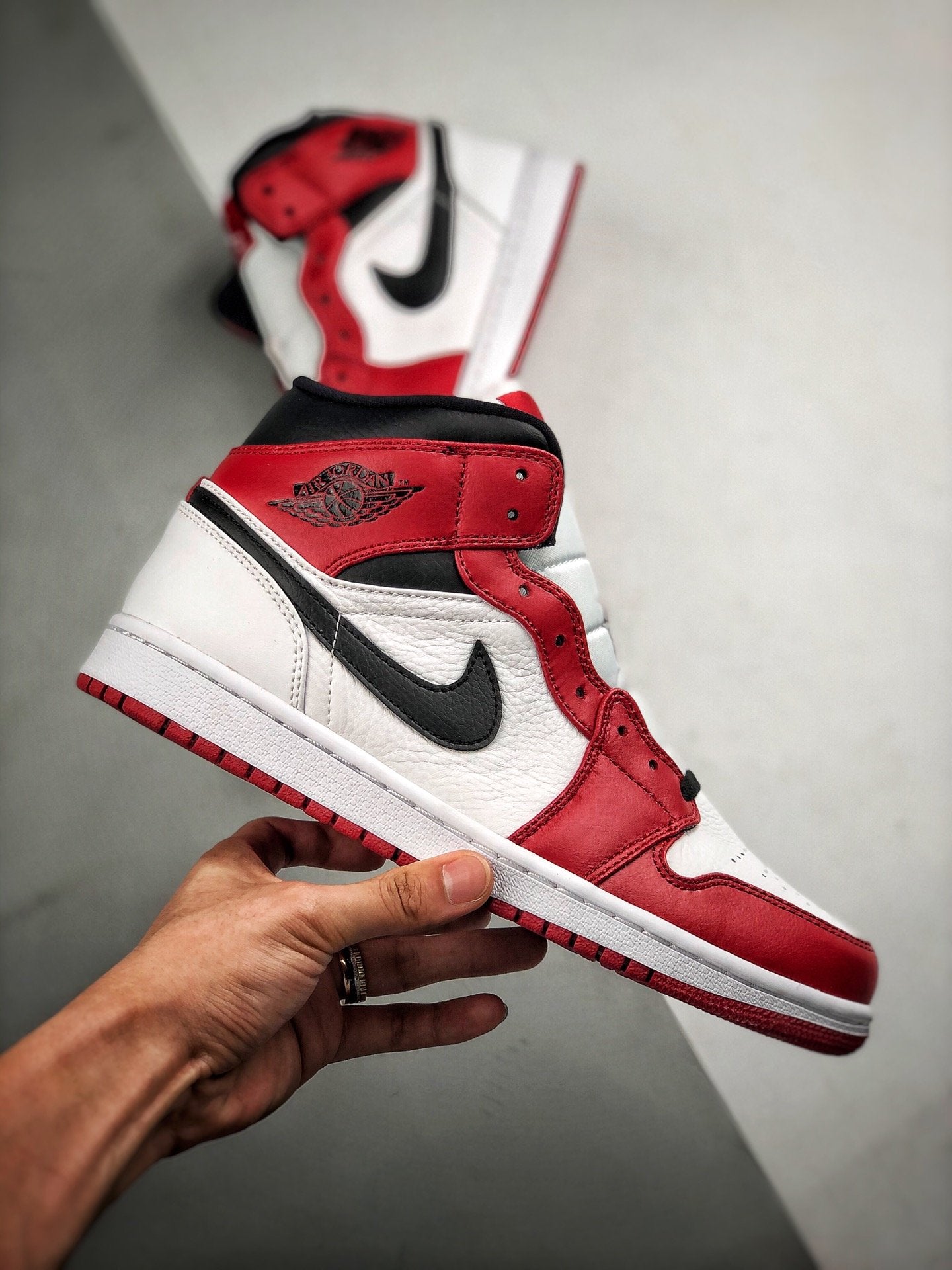 Air Jordan 1 Retro Mid "Chicago"