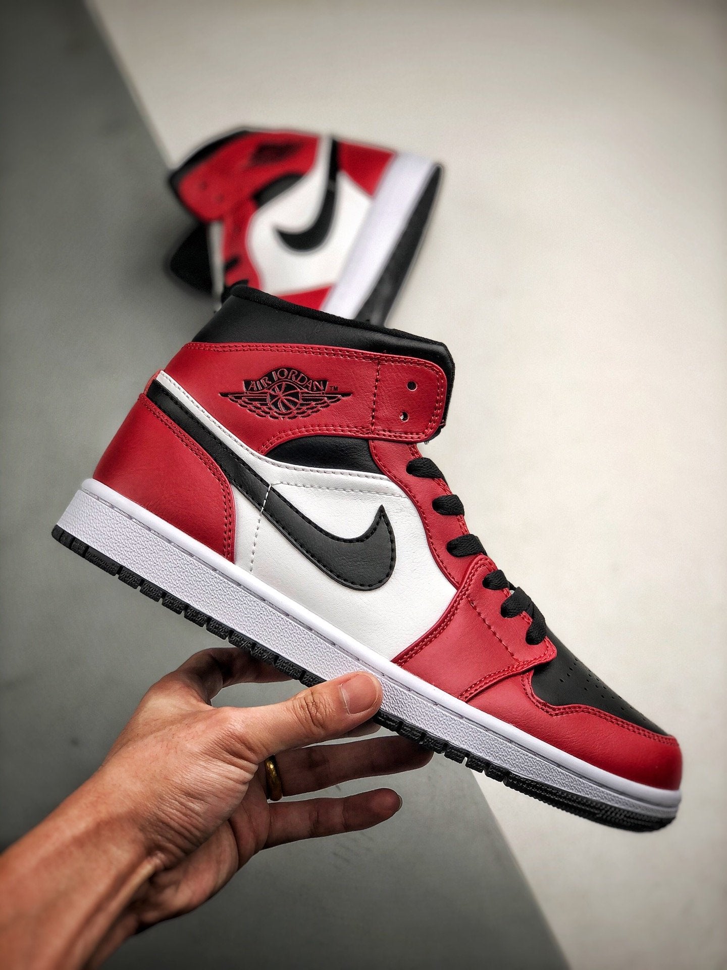 Air Jordan 1 Retro Mid "Chicago Black Toe"