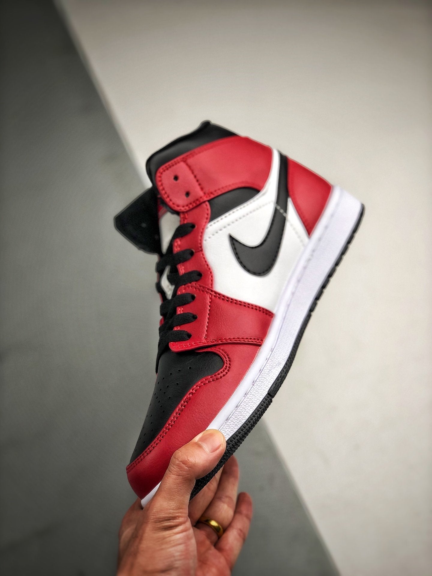 Air Jordan 1 Retro Mid "Chicago Black Toe"