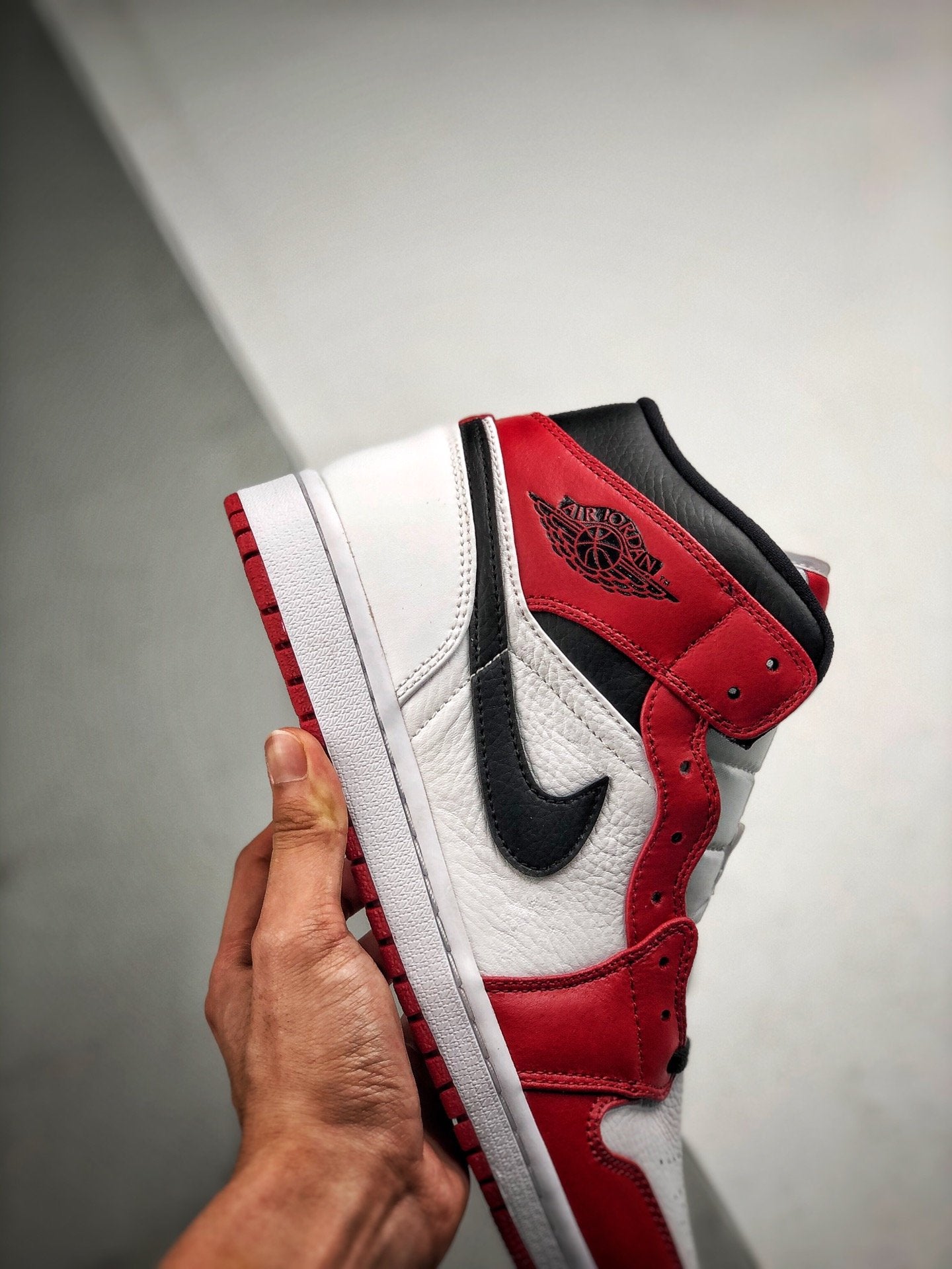 Air Jordan 1 Retro Mid "Chicago"