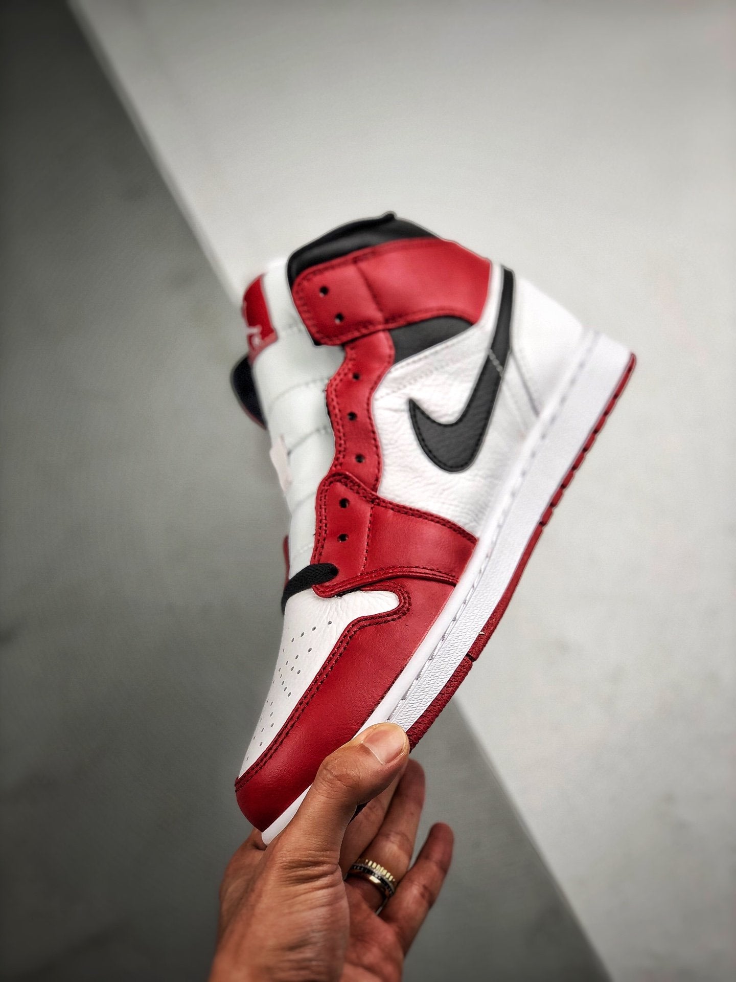 Air Jordan 1 Retro Mid "Chicago"