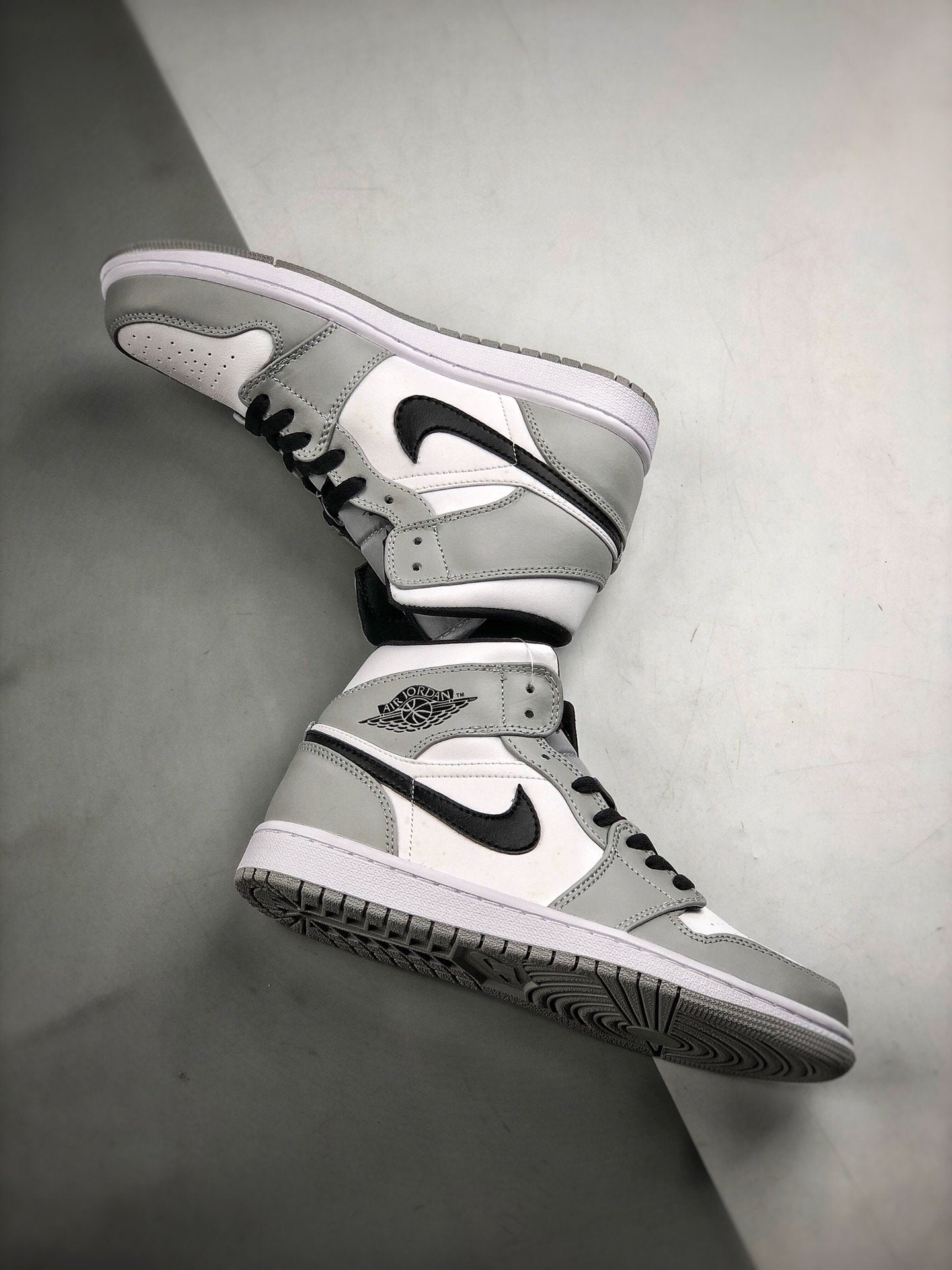 Air Jordan 1 Mid "Light Smoke Grey"