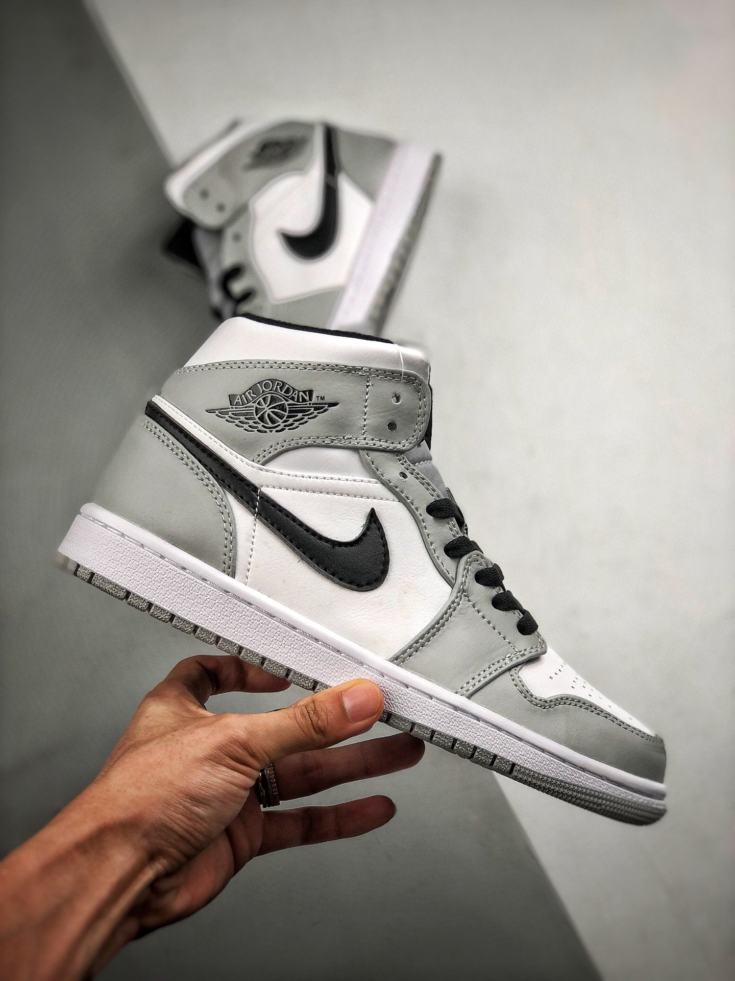 Air Jordan 1 Mid "Light Smoke Grey"