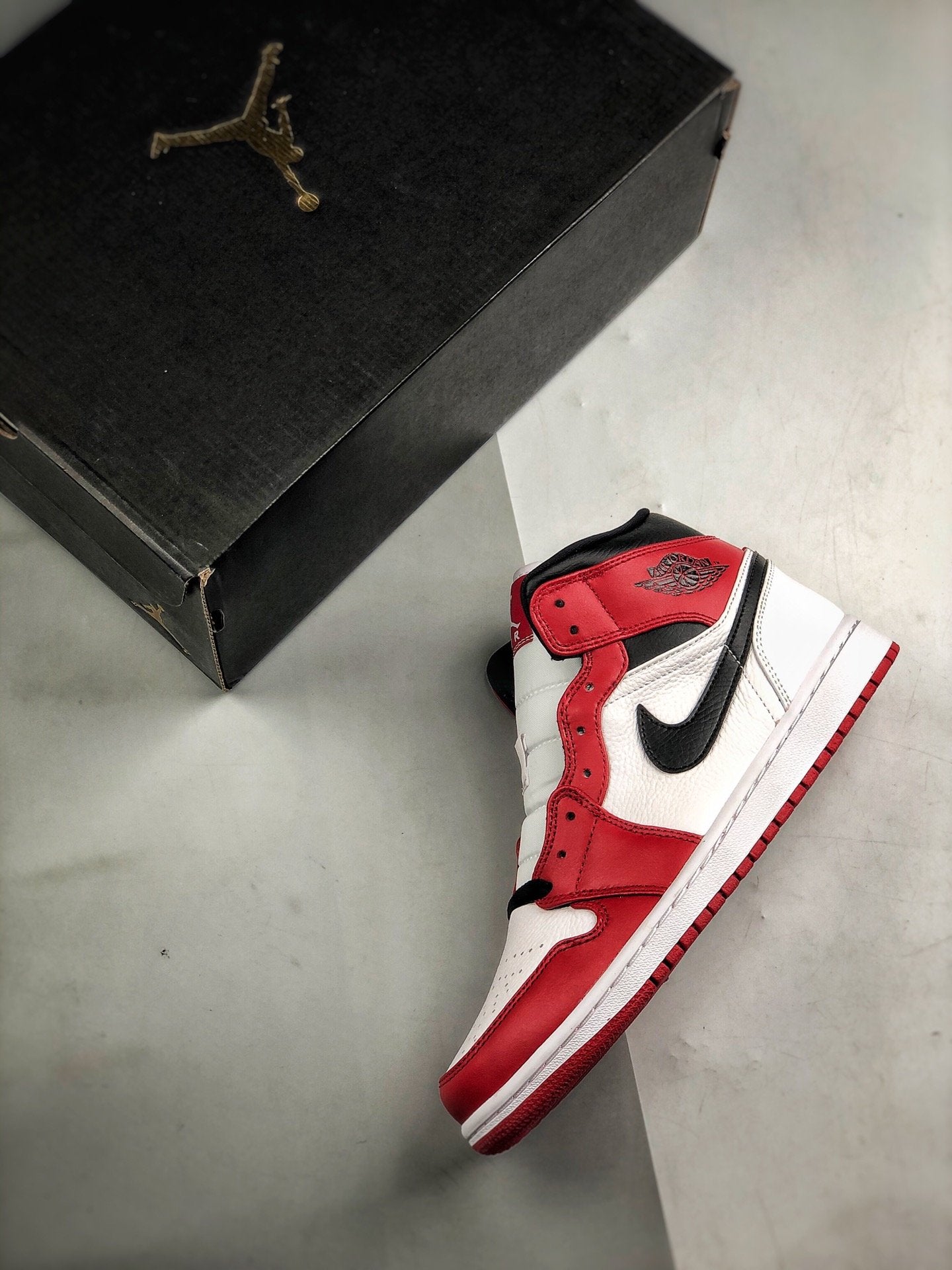 Air Jordan 1 Retro Mid "Chicago"