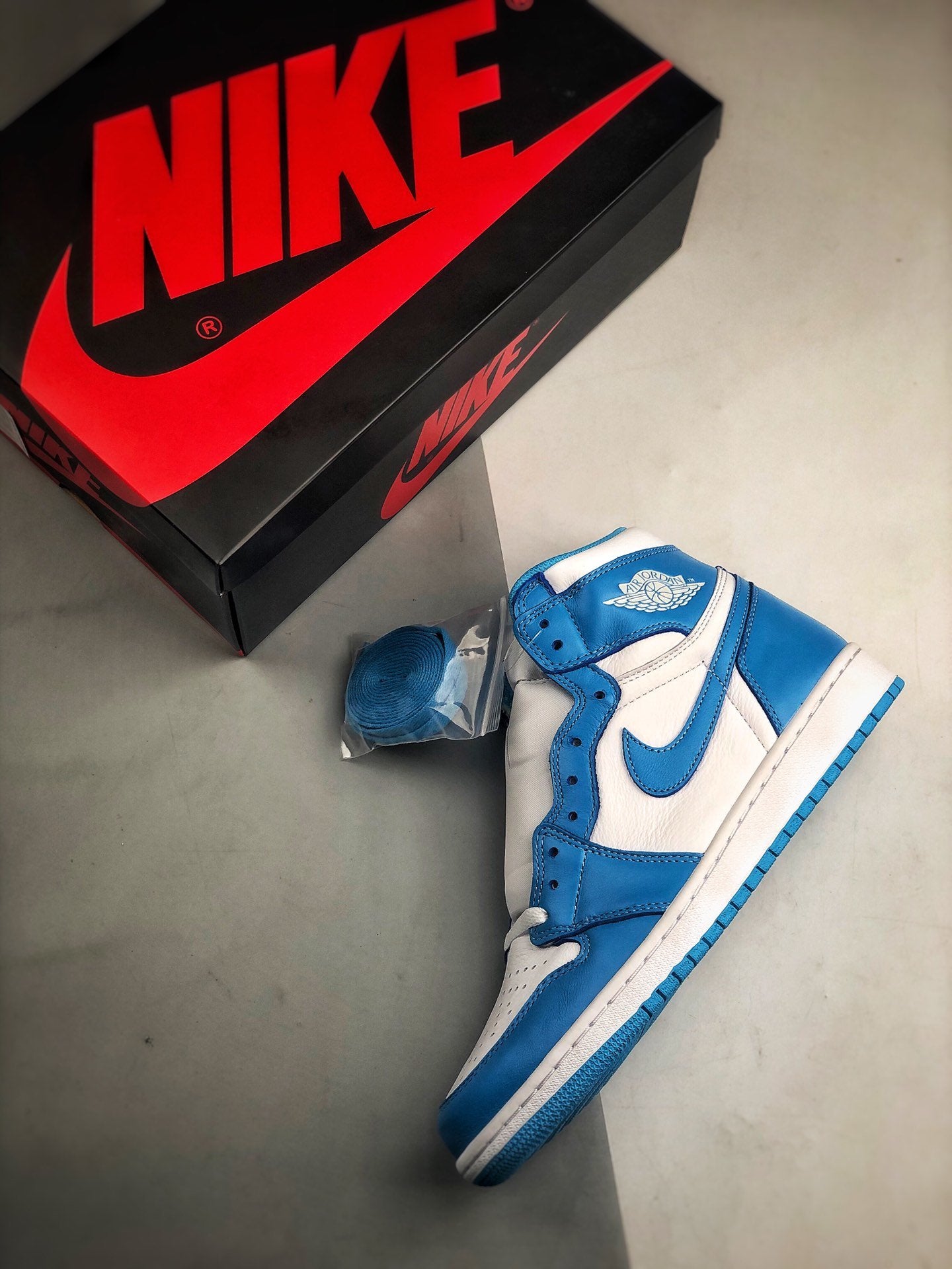 Air Jordan 1 Retro High "UNC"