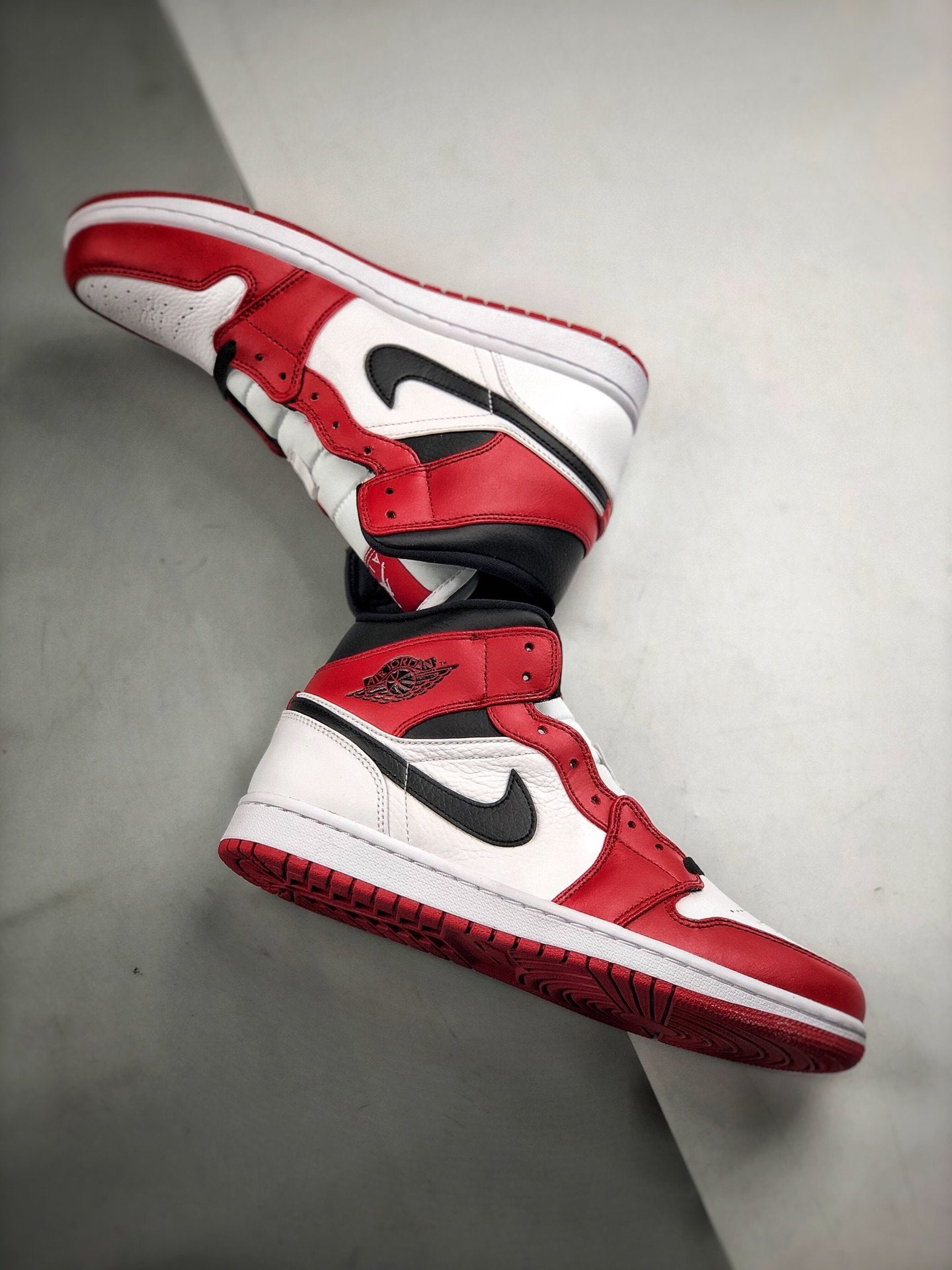 Air Jordan 1 Retro Mid "Chicago"