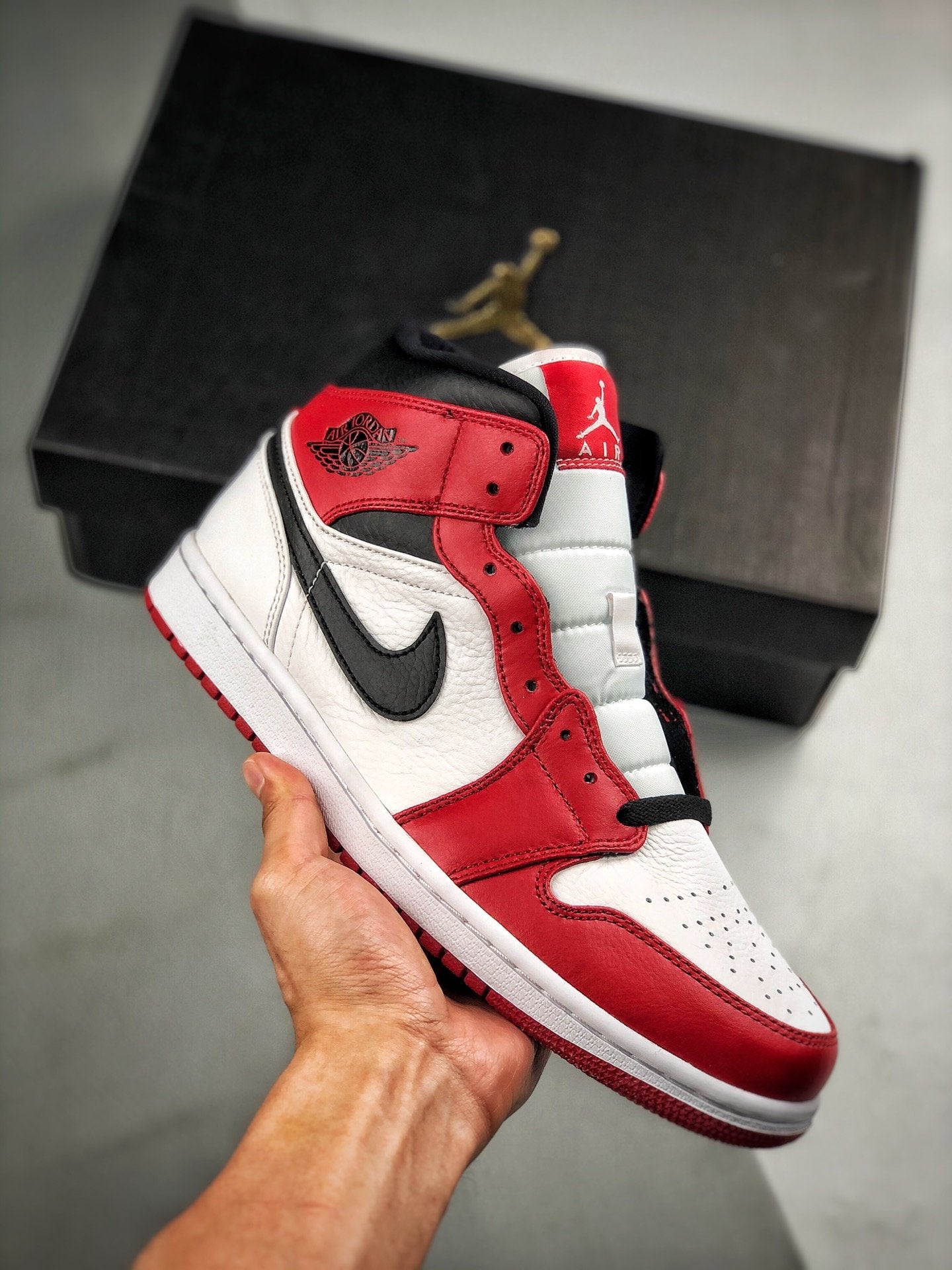 Air Jordan 1 Retro Mid "Chicago"