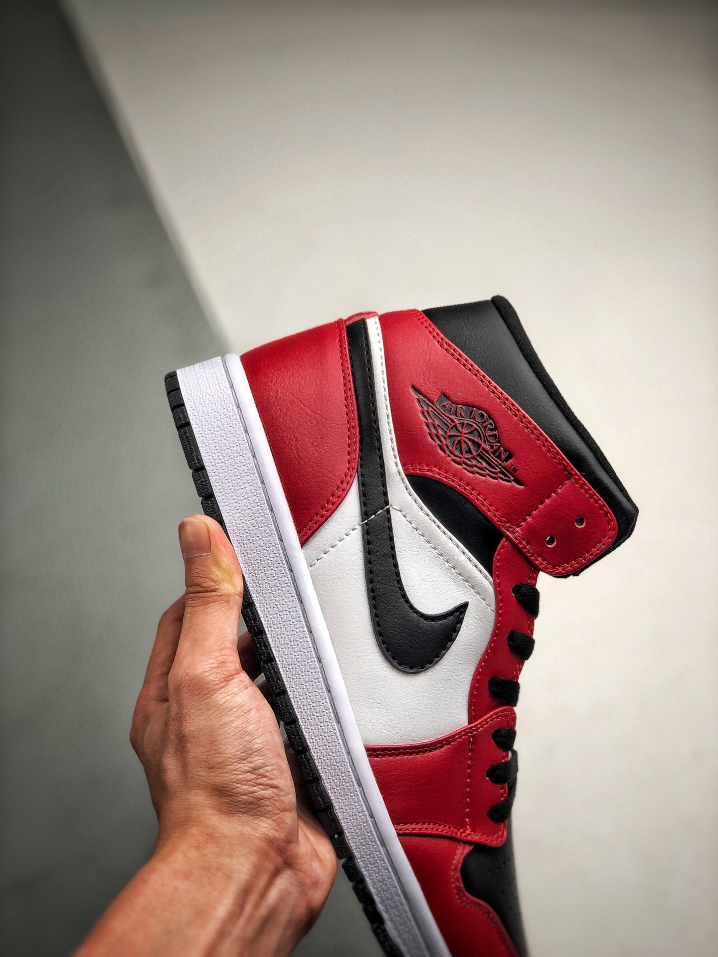 Air Jordan 1 Retro Mid "Chicago Black Toe"