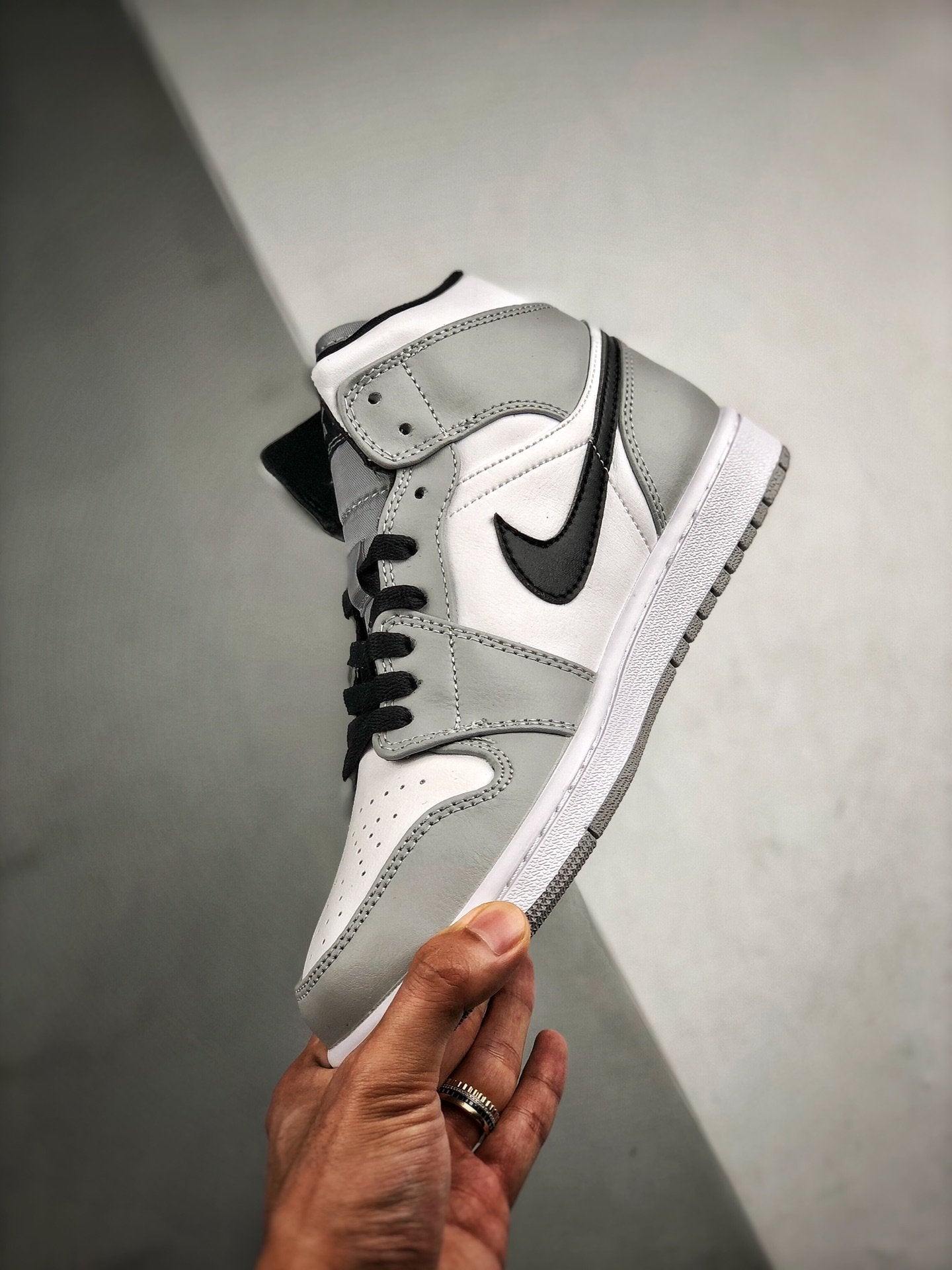 Air Jordan 1 Mid "Light Smoke Grey"