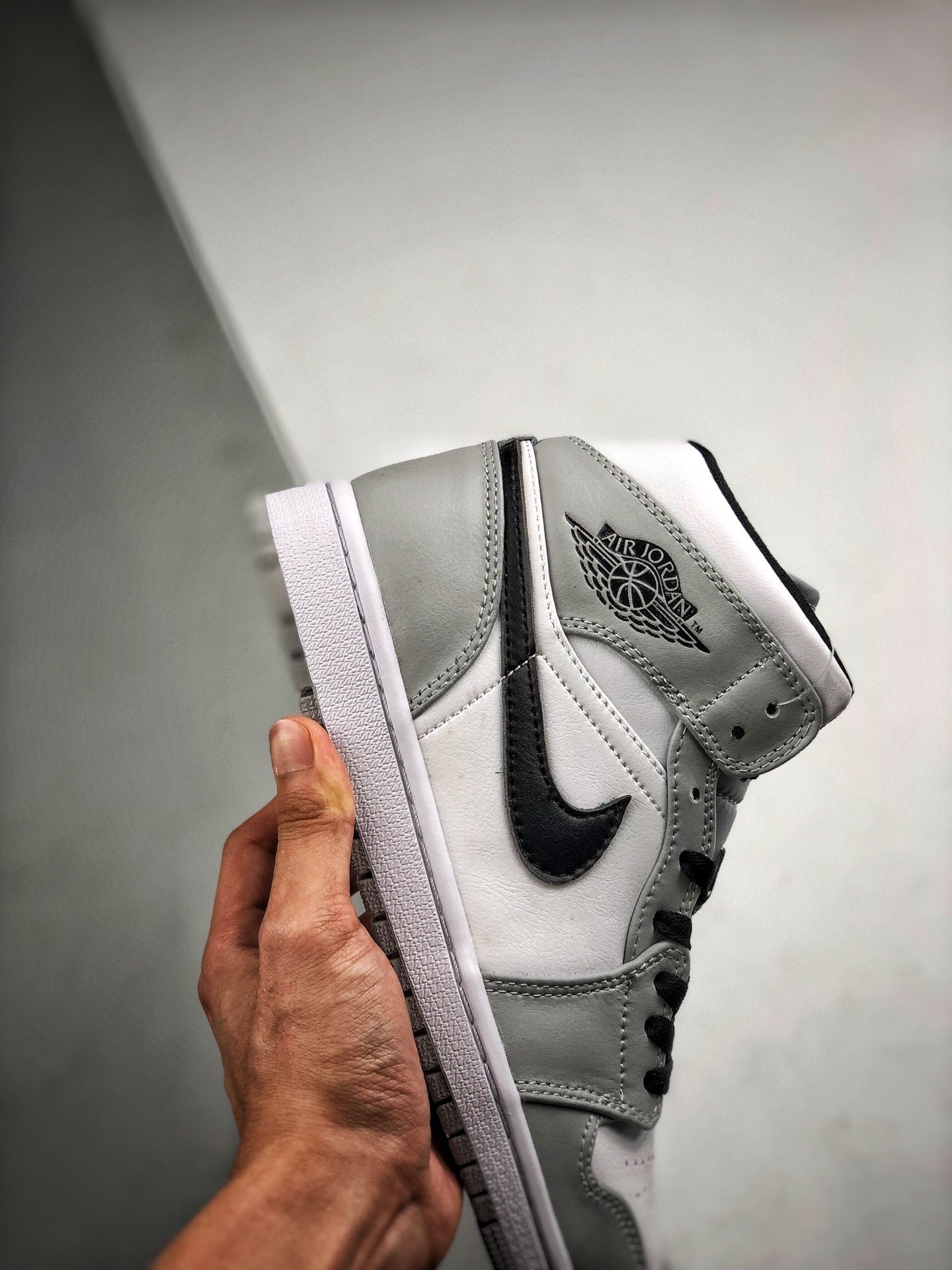 Air Jordan 1 Mid "Light Smoke Grey"