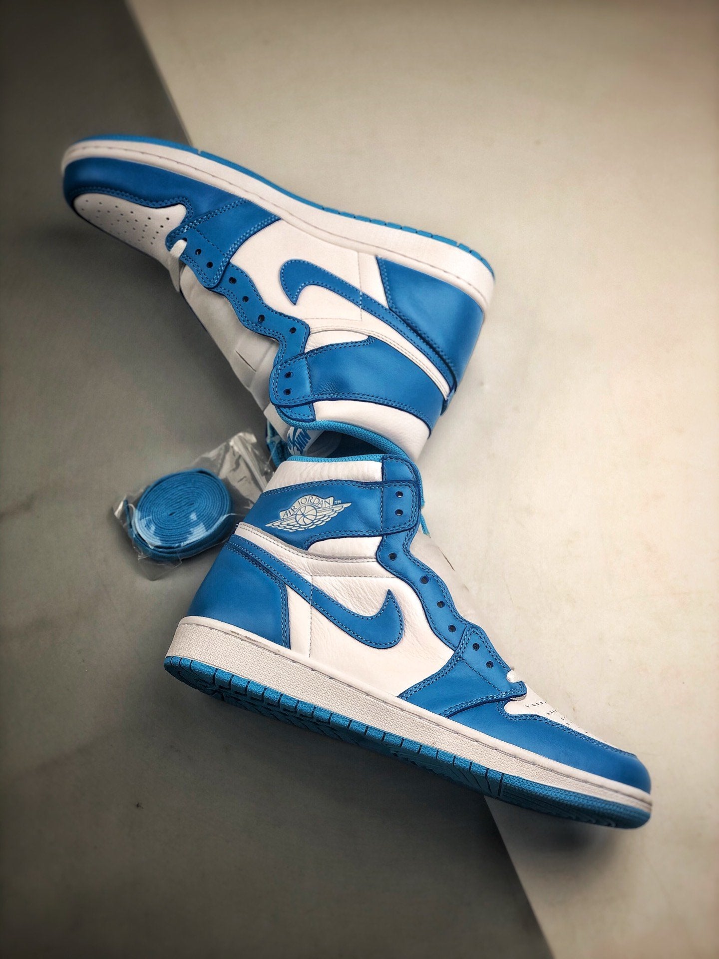 Air Jordan 1 Retro High "UNC"