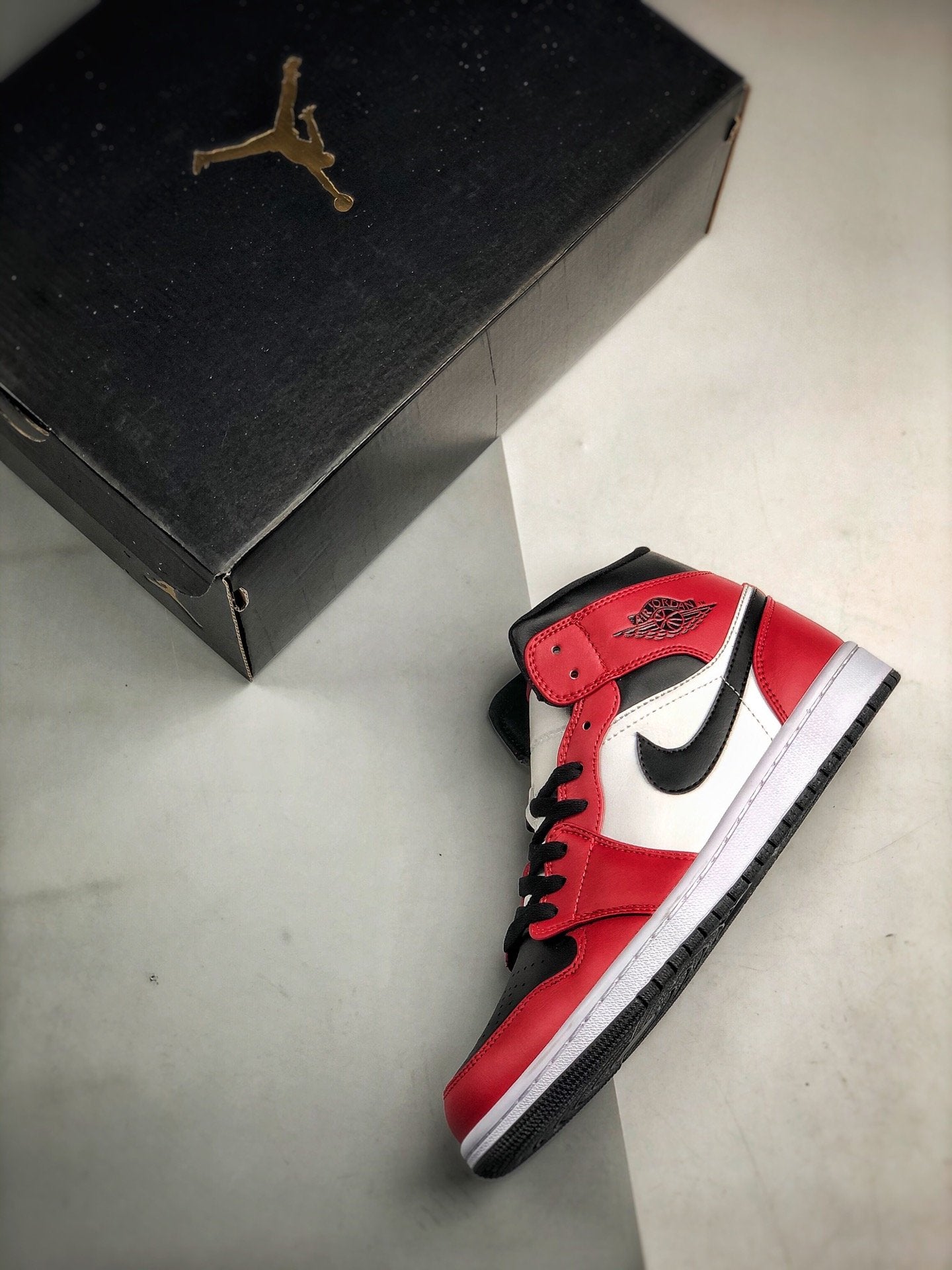 Air Jordan 1 Retro Mid "Chicago Black Toe"